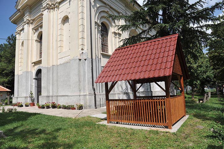 Novi letnjikovac u porti pravoslavne crkve u Opovu